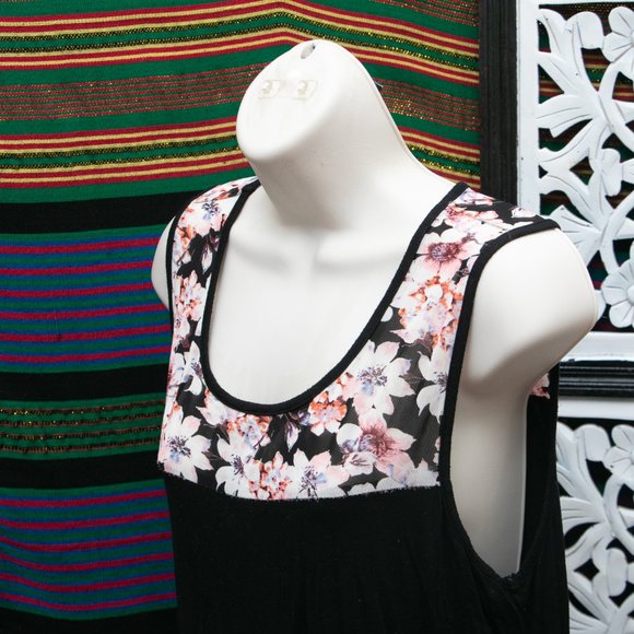 Black top with flower neckline - Picture 5 of 5